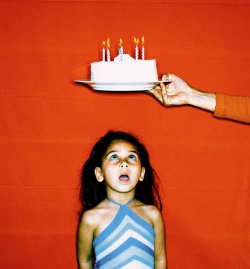 Niña con una tarta