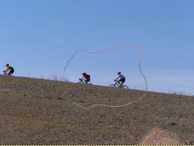 Unos ciclistas subiendo una cuesta y con selección de lazo sin acabar