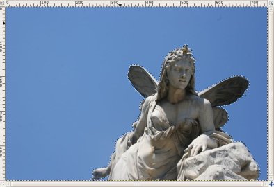 Estatua con cielo de fondo. Estatua está seleccionada